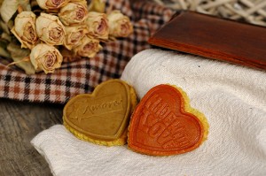 Kurkumovo – koriandrové keksy s klobúčikom z avokáda a zo sušených paradajok
